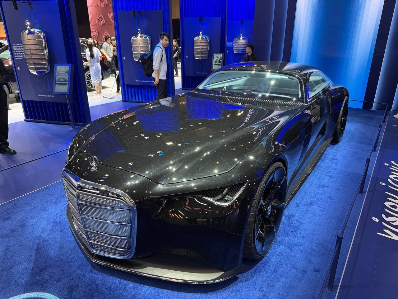 Друзья , Mercedes-Benz выкатил сногсшибательный концепт Vision Iconic.