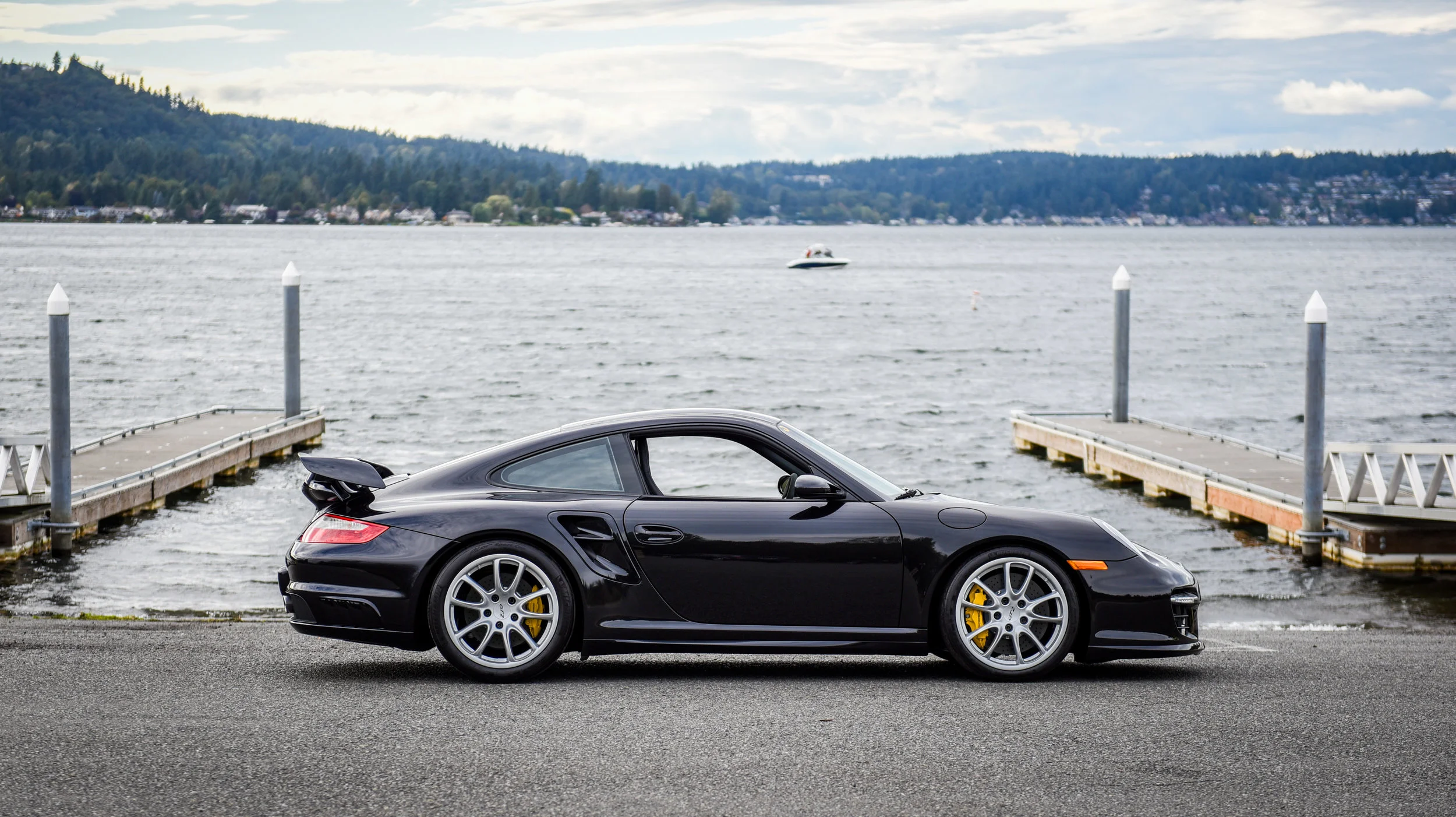 Премиум автомобиль на фоне города